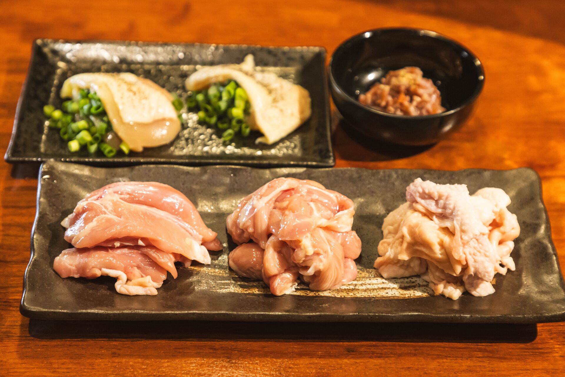 肝刺しとささみ刺しの二種盛り